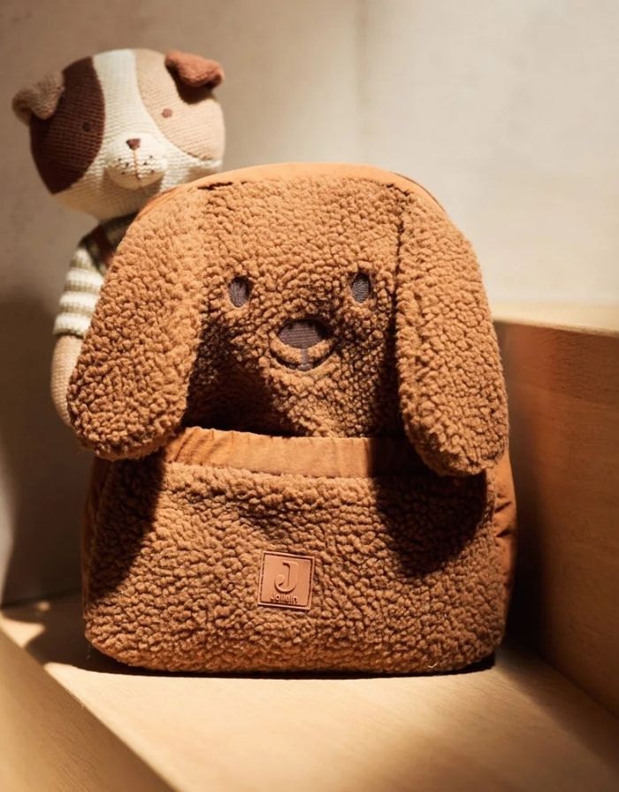 Jollein Rucksack Diego Dog mit Teddy-Stoff, Hundeohren und verstellbaren Schultergurten für Kinder als Freisteller in der Sonne