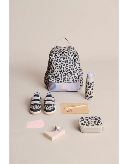 Liewood Rucksack Lennon in Mega Leo Mist Mix  mit Laptopfach, Flaschentasche und gepolsterten Schultergurten.
