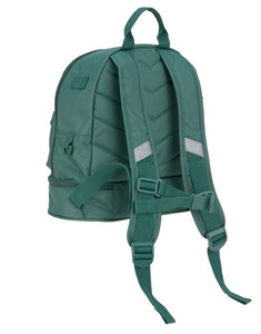 Kinderrucksack Mini Little Gang von Lässig in Dunkelgrün mit farbenfrohem Patch, Netztasche, Frontfach und separatem Nassfach – nachhaltig aus recyceltem Polyester gefertigt.