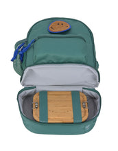 Laden Sie das Bild in den Galerie-Viewer, Kinderrucksack Mini Little Gang von Lässig in Dunkelgrün mit farbenfrohem Patch, Netztasche, Frontfach und separatem Nassfach – nachhaltig aus recyceltem Polyester gefertigt.
