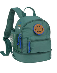 Kinderrucksack Mini Little Gang von Lässig in Dunkelgrün mit farbenfrohem Patch, Netztasche, Frontfach und separatem Nassfach – nachhaltig aus recyceltem Polyester gefertigt.