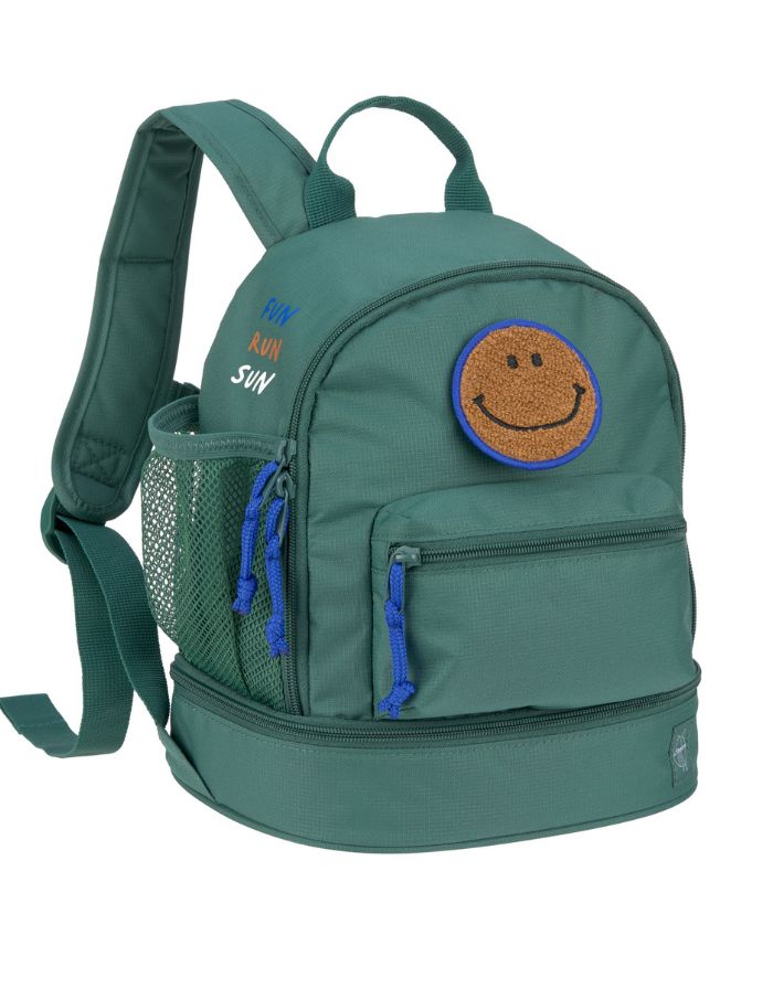 Kinderrucksack Mini Little Gang von Lässig in Dunkelgrün mit farbenfrohem Patch, Netztasche, Frontfach und separatem Nassfach – nachhaltig aus recyceltem Polyester gefertigt.
