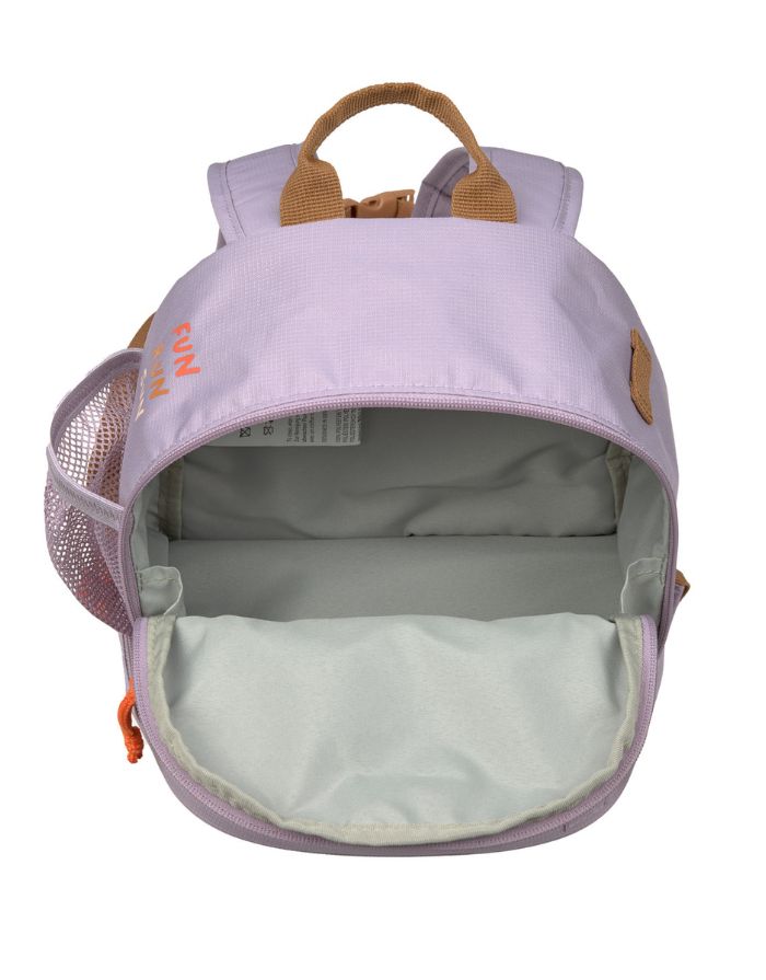 Kinderrucksack Mini Little Gang von Lässig in Lilac mit farbenfrohem Patch, Netztasche, Frontfach und separatem Nassfach – nachhaltig aus recyceltem Polyester gefertigt.