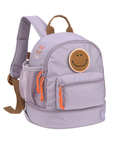 Kinderrucksack Mini Little Gang von Lässig in Lilac mit farbenfrohem Patch, Netztasche, Frontfach und separatem Nassfach – nachhaltig aus recyceltem Polyester gefertigt.