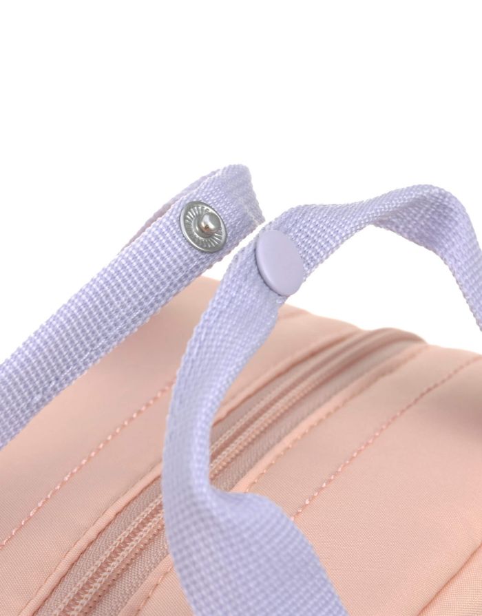 Kinderrucksack Square Little Gang von Lässig in Cherry Peach mit gestepptem Oberstoff, Stickereien und 7 l Volumen, aus recyceltem Polyester, ideal für Kindergarten und Ausflüge.