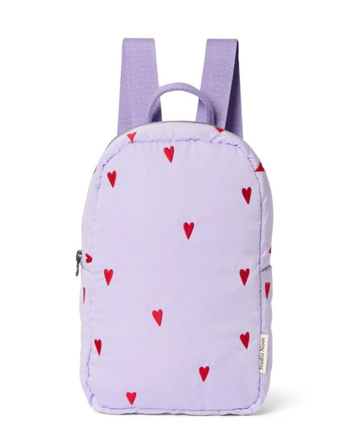  Studio Noos Mini Puffy Rucksack Purple Hearts mit roten Herzstickereien und gepolstertem Design für Kinder.