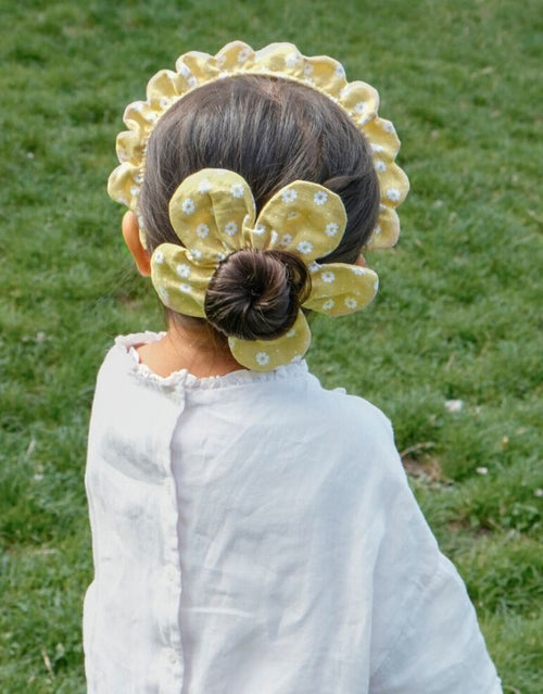 Darling Daisy Daisy Scrunchie von Rockahula mit Gänseblümchen-Muster und dekorativem Blütenblattrand für sommerliche Frisuren.
