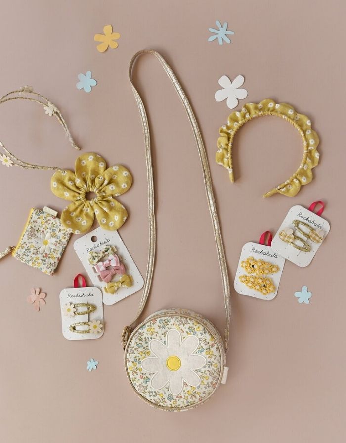 Darling Daisy Daisy Scrunchie von Rockahula mit Gänseblümchen-Muster und dekorativem Blütenblattrand für sommerliche Frisuren.