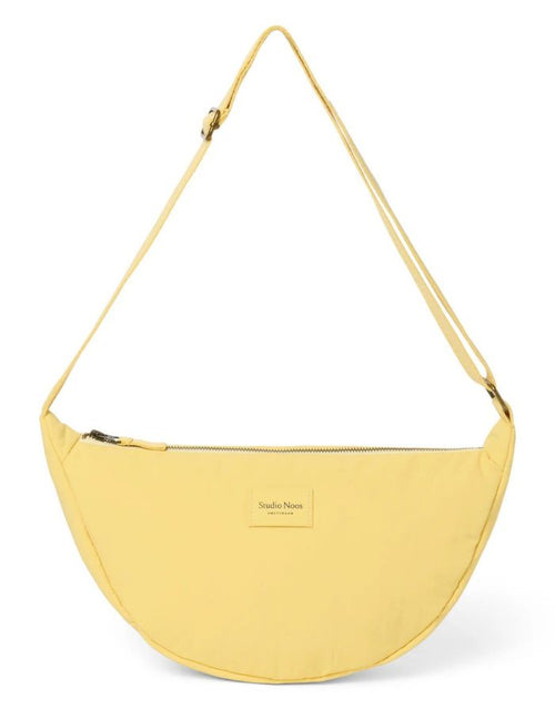  Studio Noos Fanny Pack Textured Puffy Butter Yellow mit gepolsterter Struktur und verstellbarem Gurt.