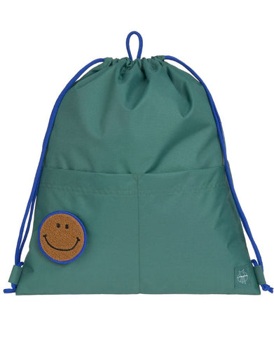 Turnbeutel Little Gang von Lässig in Dunkelgrün aus recyceltem Polyester, mit flexiblen Tragekordeln, Patch und 9,7 l Volumen, ideal für Sport und Alltag.