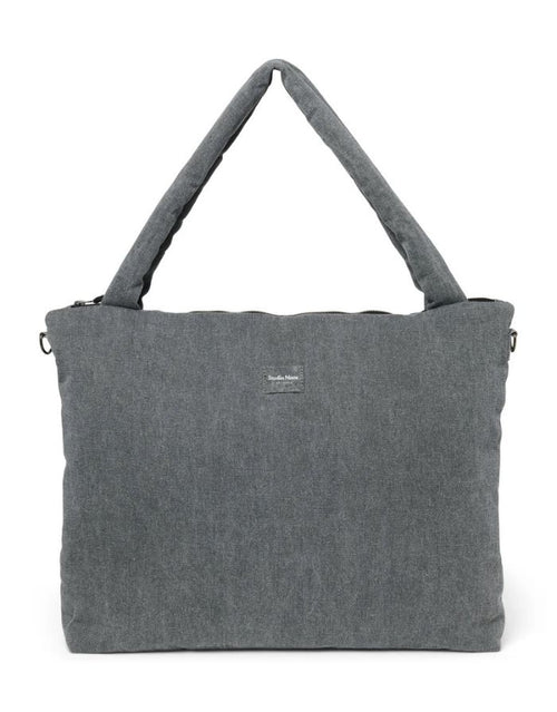 Studio Noos Wickeltasche aus Baumwolle in der färbe Denim Grey mit Reißverschluss, Innentaschen und integriertem Flaschenhalter.