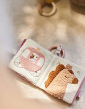 Laden Sie das Bild in den Galerie-Viewer, Jollein Activity Stoffbuch „Flower Fairies“ – weiches Stoffbuch mit Illustrationen von Blumen und Feen in sanften Farben, CE-zertifiziert.
