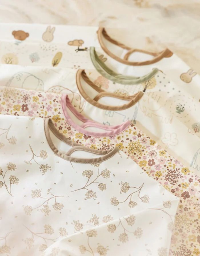 Jollein Ärmellätzchen „Flower Fairies“ – wasserdichtes Lätzchen mit Ärmeln und Blumenprint, OEKO-TEX-zertifiziert.