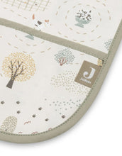 Laden Sie das Bild in den Galerie-Viewer, Jollein Ärmellätzchen „Tiny Park“ – wasserdichtes Lätzchen mit Ärmeln und fröhlichem Tiermotiv, OEKO-TEX-zertifiziert.
