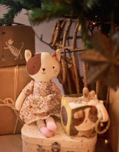 Laden Sie das Bild in den Galerie-Viewer, Jollein Aktivitäten-Würfel „Tiny Park“ – weicher Baby-Spielwürfel mit Tieren (Katze, Hund, Eule), Spiegel und knisternden Elementen, 10x10x10 cm, handwaschbar.
