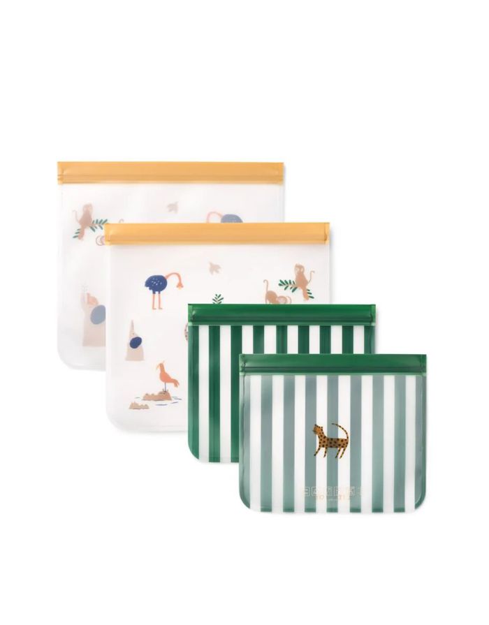 Set aus vier transparenten wiederverwendbaren Lebensmittelbeuteln von Liewood im Design All Together/Sandy in zwei Größen – ideal für Snacks, Babynahrung und Reiseorganisation.