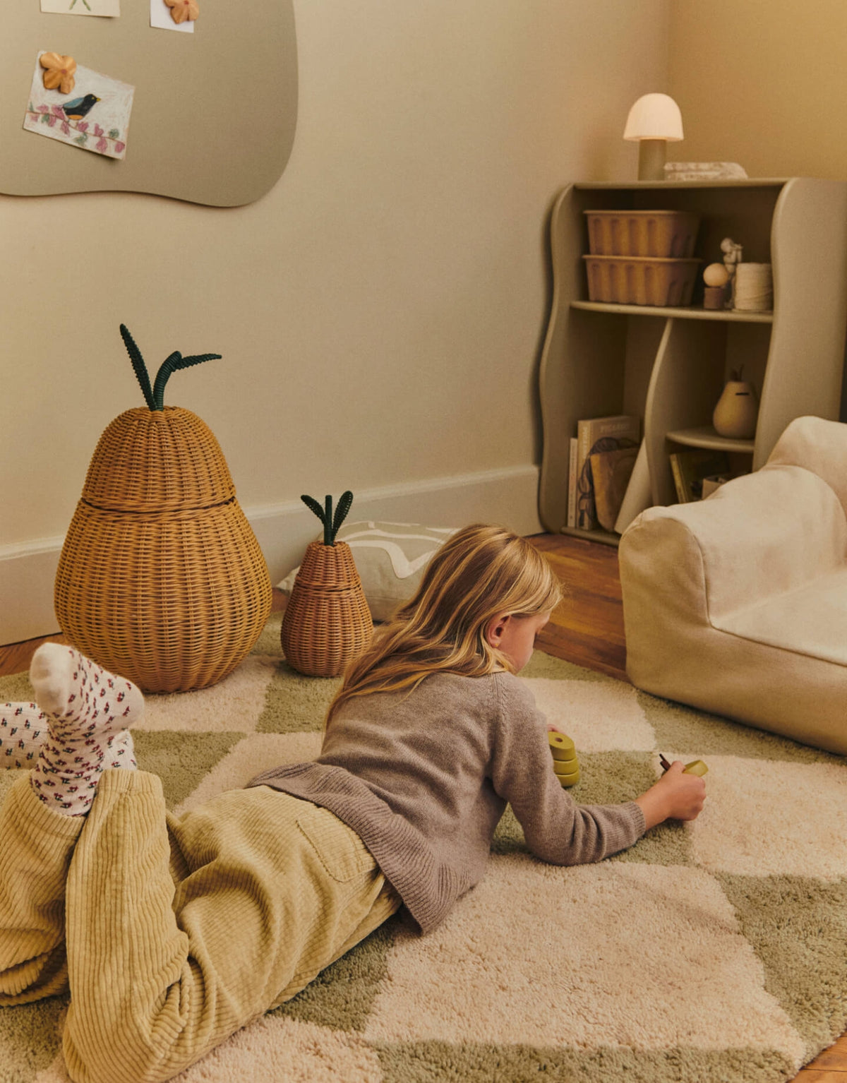 Kleiner Korb mit Deckel in Birnenform von ferm LIVING im Kinderzimmer