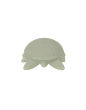 Laden Sie das Bild in den Galerie-Viewer, LÄSSIG Badewannenspielzeug Schildkröte aus BPA-freiem Naturkautschuk, weiche Form, integrierte Rassel, ideal für Babys und Kleinkinder, für Badewanne und Dusche.
