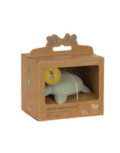 Laden Sie das Bild in den Galerie-Viewer, LÄSSIG Badewannenspielzeug Schildkröte aus BPA-freiem Naturkautschuk, weiche Form, integrierte Rassel, ideal für Babys und Kleinkinder, für Badewanne und Dusche.
