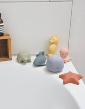 Laden Sie das Bild in den Galerie-Viewer, LÄSSIG Badewannenspielzeug Seestern aus BPA-freiem Naturkautschuk, weiche Form, integrierte Rassel, ideal für Babys und Kleinkinder, für Badewanne und Dusche.
