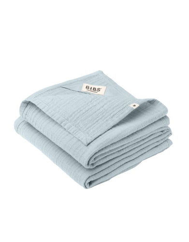 Zweier-Set blaue Mulltücher von BIBS aus 100% Bio-Baumwolle, Größe 70x70 cm, vielseitig einsetzbar als Spucktuch, Lätzchen oder Kuscheltuch.