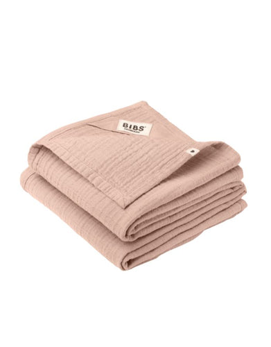 Zweier-Set rosane Mulltücher von BIBS aus 100% Bio-Baumwolle, Größe 70x70 cm, vielseitig einsetzbar als Spucktuch, Lätzchen oder Kuscheltuch.