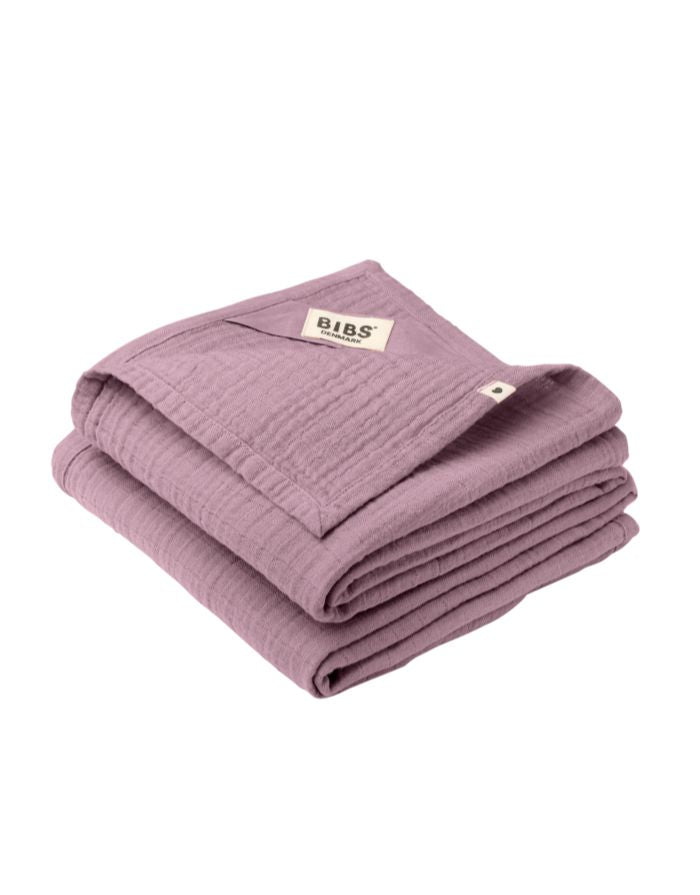 Zweier-Set lila Mulltücher von BIBS aus 100% Bio-Baumwolle, Größe 70x70 cm, vielseitig einsetzbar als Spucktuch, Lätzchen oder Kuscheltuch.