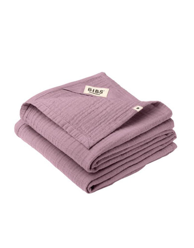Zweier-Set lila Mulltücher von BIBS aus 100% Bio-Baumwolle, Größe 70x70 cm, vielseitig einsetzbar als Spucktuch, Lätzchen oder Kuscheltuch.