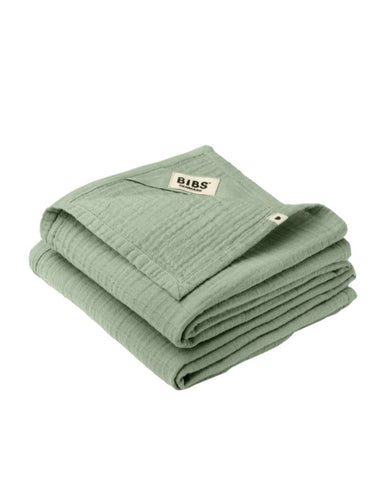 Zweier-Set grüne Mulltücher von BIBS aus 100% Bio-Baumwolle, Größe 70x70 cm, vielseitig einsetzbar als Spucktuch, Lätzchen oder Kuscheltuch.