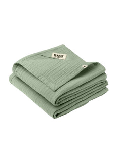 Zweier-Set grüne Mulltücher von BIBS aus 100% Bio-Baumwolle, Größe 70x70 cm, vielseitig einsetzbar als Spucktuch, Lätzchen oder Kuscheltuch.
