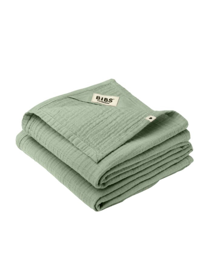 Zweier-Set grüne Mulltücher von BIBS aus 100% Bio-Baumwolle, Größe 70x70 cm, vielseitig einsetzbar als Spucktuch, Lätzchen oder Kuscheltuch.
