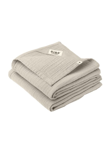 Zweier-Set sandfarbene Mulltücher von BIBS aus 100% Bio-Baumwolle, Größe 70x70 cm, vielseitig einsetzbar als Spucktuch, Lätzchen oder Kuscheltuch.