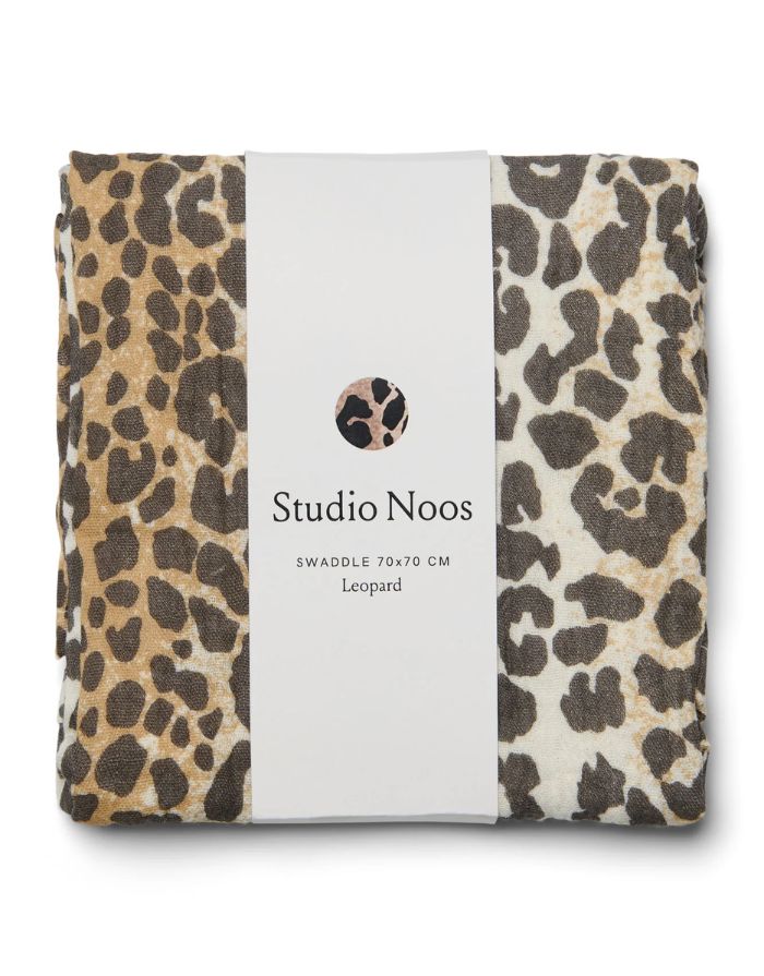 Studio Noos Musselin Swaddle in Leopard aus 100 % Bio-Baumwolle in der Größe 70 × 70 cm für Babys.