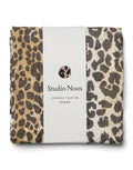 Studio Noos Musselin Swaddle in Leopard aus 100 % Bio-Baumwolle in der Größe 70 × 70 cm für Babys.