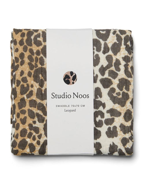 Studio Noos Musselin Swaddle in Leopard aus 100 % Bio-Baumwolle in der Größe 70 × 70 cm für Babys.