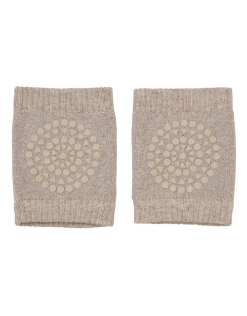 Rutschfeste Knieschoner in Sand von GoBabyGo aus Bio-Baumwolle mit Grip-Pads für sicheres Krabbeln.