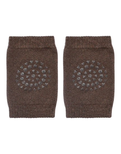 Rutschfeste Knieschoner in Chocolate von GoBabyGo aus Bio-Baumwolle mit Grip-Pads für sicheres Krabbeln.
