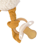 Laden Sie das Bild in den Galerie-Viewer, LÄSSIG Schnuffeltuch Tiny Farmer Gans aus weißer Bio-Baumwolle, mit Schnullerhalter an den Beinen, GOTS-zertifiziert, weiches Kuscheltuch für Babys ab 2 Monaten.
