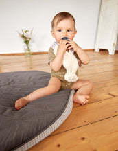 Laden Sie das Bild in den Galerie-Viewer, LÄSSIG Schnuffeltuch Tiny Farmer Schaf aus weißer Bio-Baumwolle, mit Schnullerhalter an den Beinen, GOTS-zertifiziert, weiches Kuscheltuch für Babys ab 2 Monaten.
