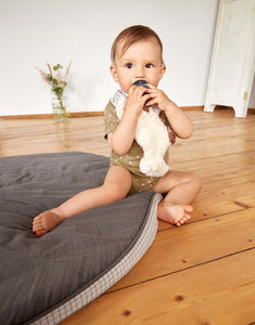 LÄSSIG Schnuffeltuch Tiny Farmer Schaf aus weißer Bio-Baumwolle, mit Schnullerhalter an den Beinen, GOTS-zertifiziert, weiches Kuscheltuch für Babys ab 2 Monaten.