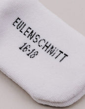 Laden Sie das Bild in den Galerie-Viewer, Babysocken Herz Rot von Eulenschnitt, 80% Baumwolle, 18% Polyamid, 2% Elastan, mit eingesticktem roten Herz auf dem Bündchen.
