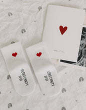 Laden Sie das Bild in den Galerie-Viewer, Babysocken Herz Rot von Eulenschnitt, 80% Baumwolle, 18% Polyamid, 2% Elastan, mit eingesticktem roten Herz auf dem Bündchen.
