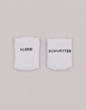 Laden Sie das Bild in den Galerie-Viewer, Babysocken Kleine Schwester von Eulenschnitt, 80% Baumwolle, 18% Polyamid, 2% Elastan, mit Schriftzug „Kleine Schwester“ auf dem Bündchen.
