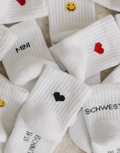 Laden Sie das Bild in den Galerie-Viewer, Babysocken Kleine Schwester von Eulenschnitt, 80% Baumwolle, 18% Polyamid, 2% Elastan, mit Schriftzug „Kleine Schwester“ auf dem Bündchen.
