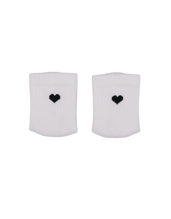 Weiße Babysocken Herz Schwarz von Eulenschnitt mit eingesticktem schwarzem Herz und weicher Baumwollqualität für Babys.