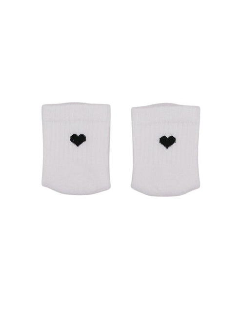 Weiße Babysocken Herz Schwarz von Eulenschnitt mit eingesticktem schwarzem Herz und weicher Baumwollqualität für Babys.