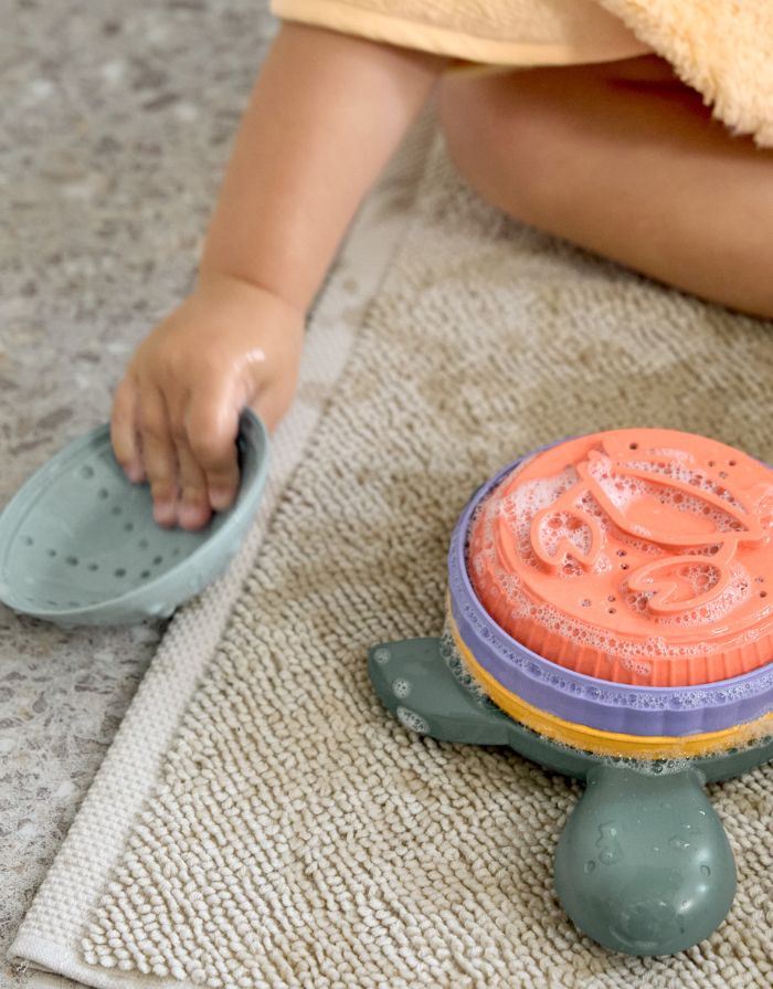 Buntes LÄSSIG Stapelspielzeug Schildkröte aus 5 Teilen, aus Biokomposit (Polypropylen & Cellulose), BPA-frei, für Kinder ab 18 Monaten, ideal für Sand und Wasser.