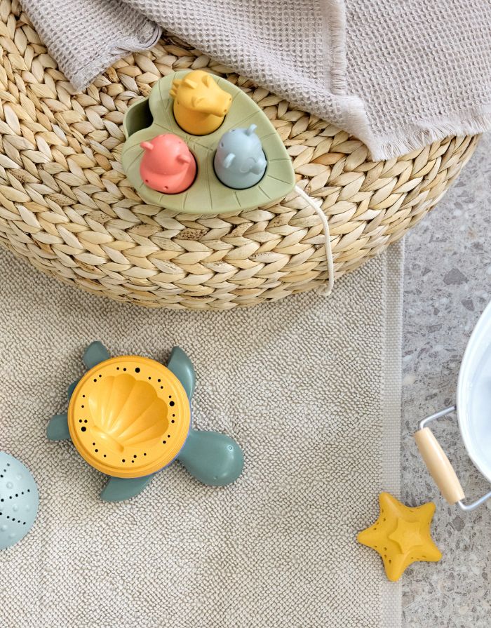 Buntes LÄSSIG Stapelspielzeug Schildkröte aus 5 Teilen, aus Biokomposit (Polypropylen & Cellulose), BPA-frei, für Kinder ab 18 Monaten, ideal für Sand und Wasser.