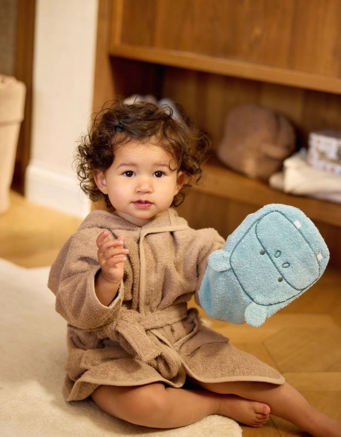 Weicher Frottee-Waschlappen Waschhandschuhe Hippo Happy von Jollein für Babys aus Baumwollfrottier mit niedlichem Nilpferd-Design mit einem Kind
