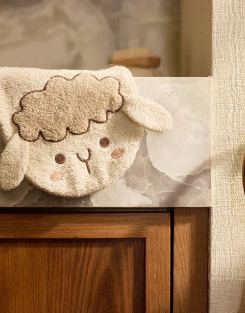 Weicher Frottee-Waschlappen Sheep Sonny von Jollein für Babys aus Baumwollfrottier mit niedlichem Schäfchen-Design übe reinem Waschbecken